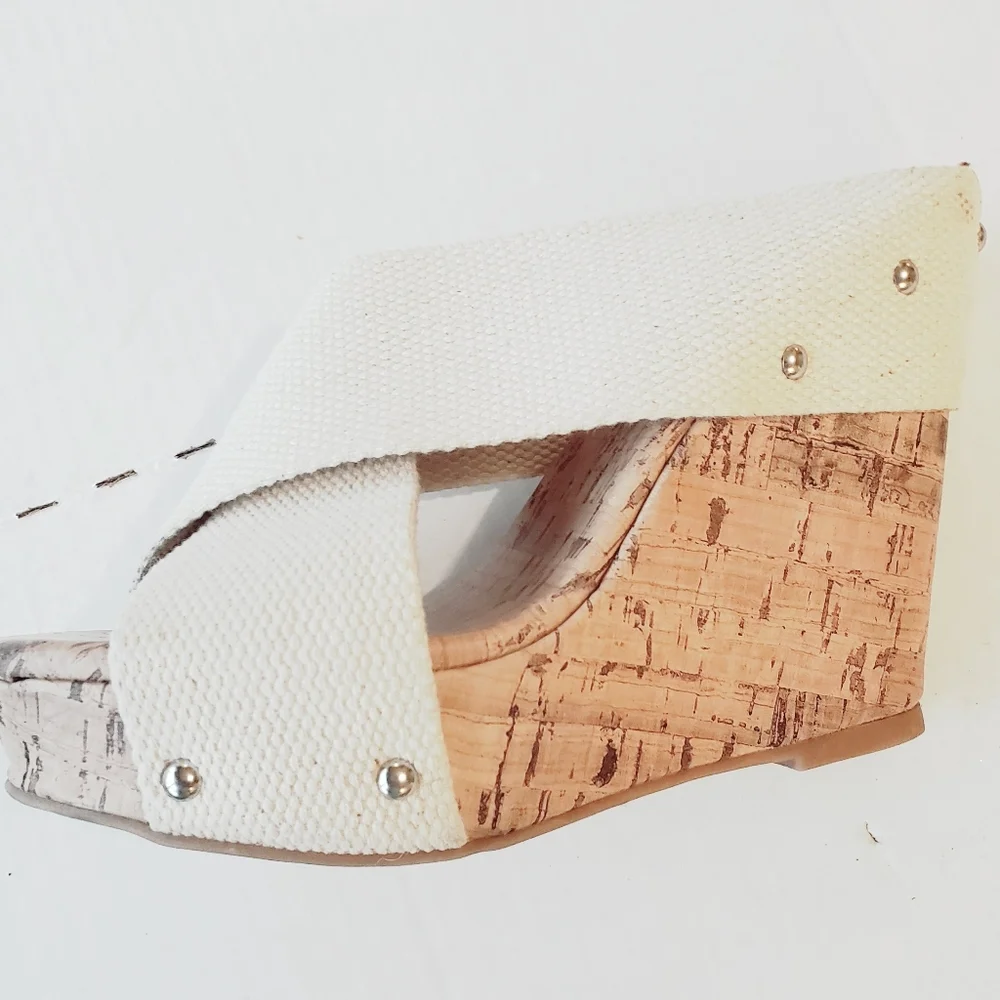 New! MoMo Wedge